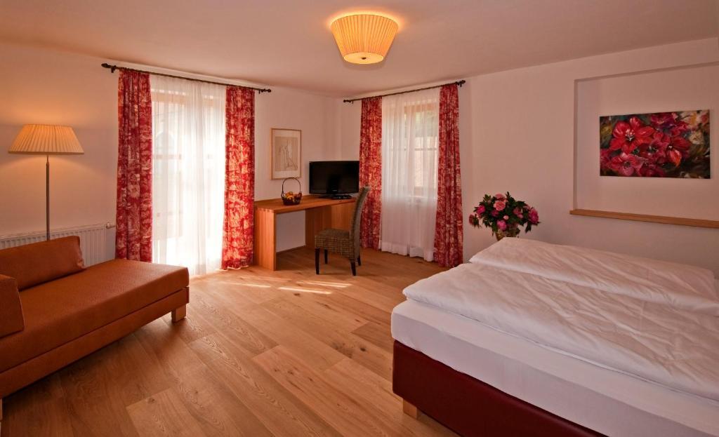 Gastehaus Schloss Bernau Hotel Fischlham Room photo