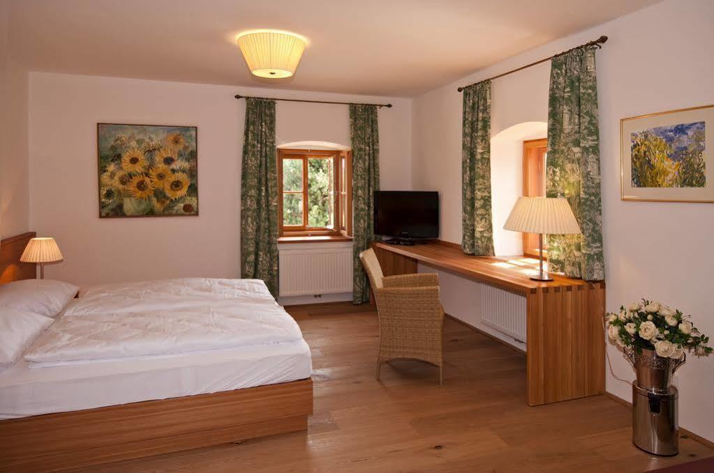 Gastehaus Schloss Bernau Hotel Fischlham Exterior photo